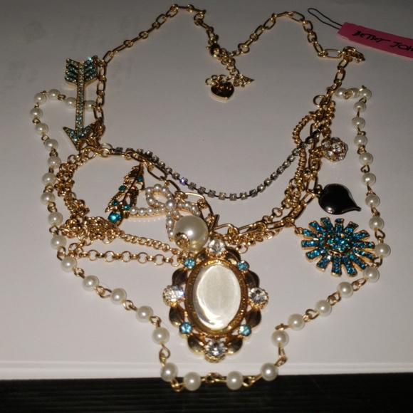 Betsey Johnson Jewelry - Betsey Johnson Pearl's n bows